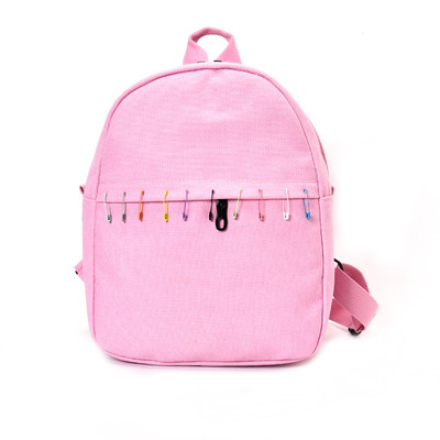 Μικρό καθημερινό σακίδιο σε ανοιχτό χρώμα με μεταλλικά στοιχεία