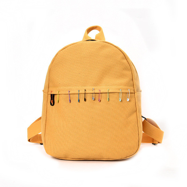 Μικρό καθημερινό σακίδιο σε ανοιχτό χρώμα με μεταλλικά στοιχεία