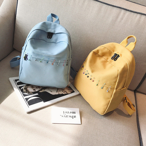 Μικρό καθημερινό σακίδιο σε ανοιχτό χρώμα με μεταλλικά στοιχεία