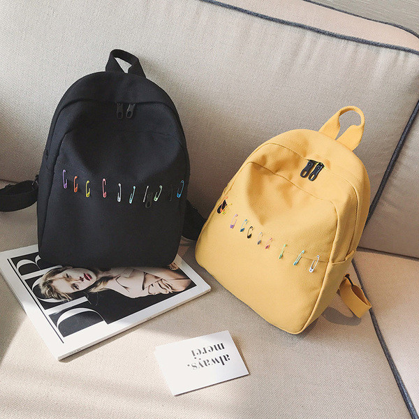 Μικρό καθημερινό σακίδιο σε ανοιχτό χρώμα με μεταλλικά στοιχεία