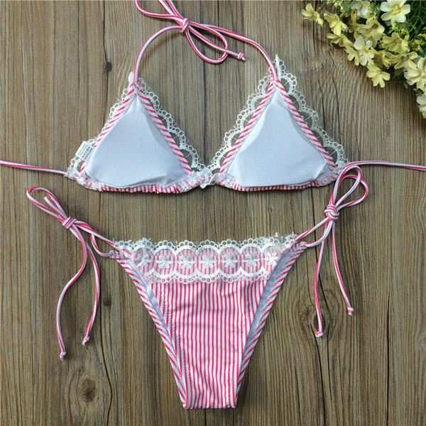 Costum de baie pentru doamne in doua parti in rosu, dungi si cu dantela