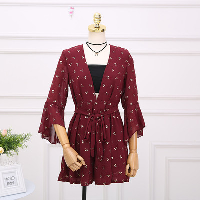 Salopetă de damă elegantă, cu decolteu adânc în trei culori