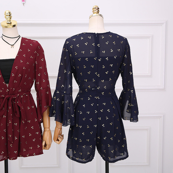 Salopetă de damă elegantă, cu decolteu adânc în trei culori