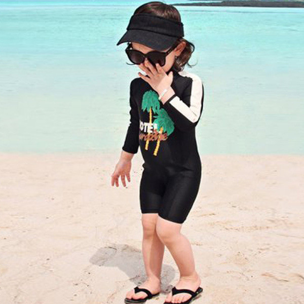 Costum de baie intreg pentru copii negru cu imprimeu si maneci lungi