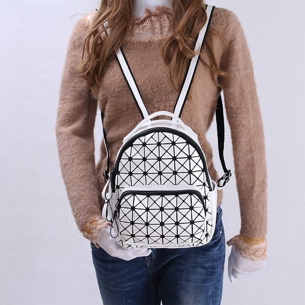 Eko bőrből készült stílusos női hátizsák geometrikus figurákkal, két színben