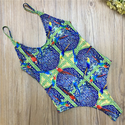 Costum de baie simplu în diferite modele