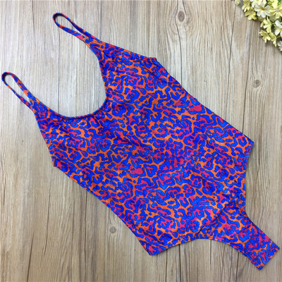 Costum de baie simplu în diferite modele