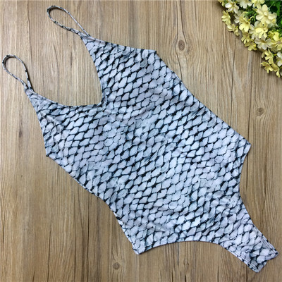 Costum de baie simplu în diferite modele