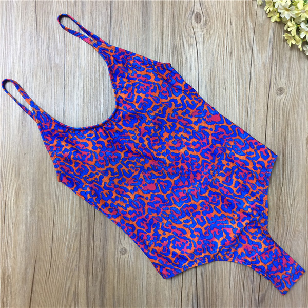 Costum de baie simplu în diferite modele