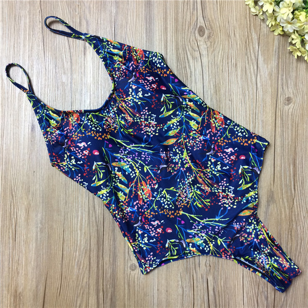 Costum de baie simplu în diferite modele