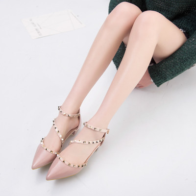 Sandale de damă, închise, lăcuite, ascuțite, cu bretele încrucișate și decor metalic