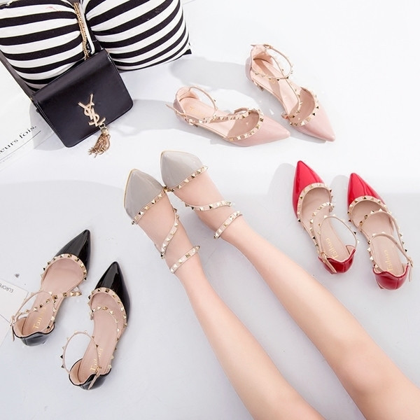 Sandale de damă, închise, lăcuite, ascuțite, cu bretele încrucișate și decor metalic