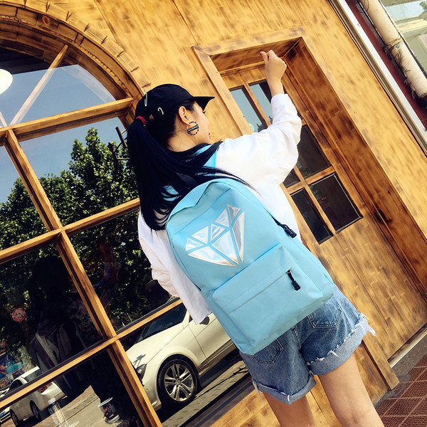 Rucsac de damă în diferite culori deschise cu o figură geometrică