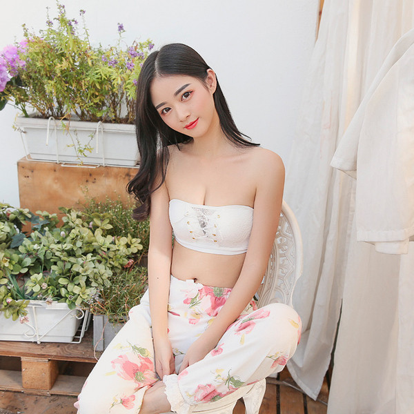 Érdekes női melltartó négy színben, keresztkötésekkel