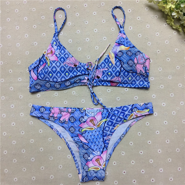 Costum de baie colorat de damă în două părți