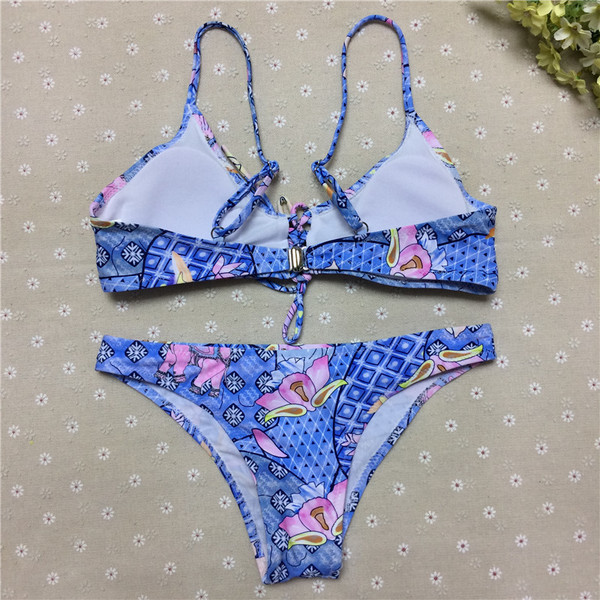 Costum de baie colorat de damă în două părți