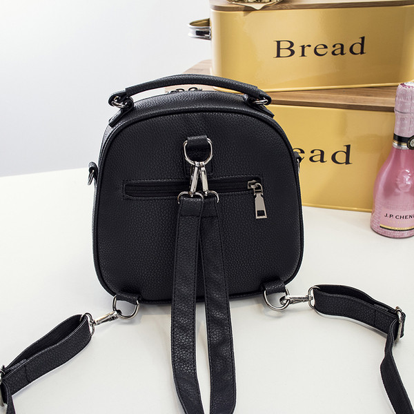 Öko bőrből készült kis női hátizsák két színben, fém elemekkel