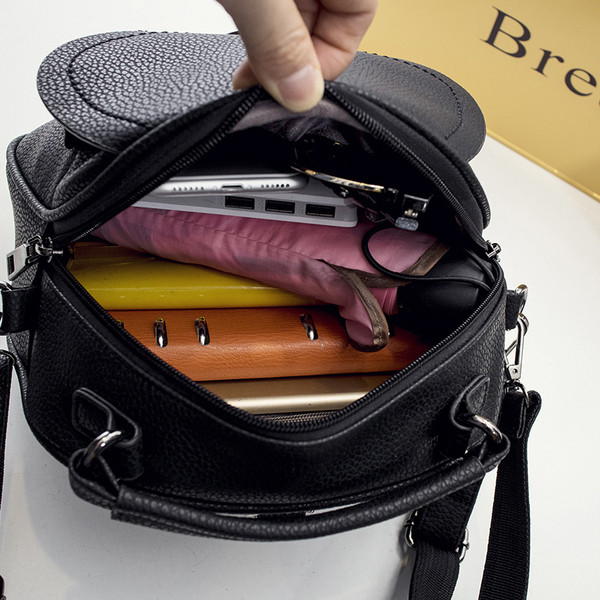 Öko bőrből készült kis női hátizsák két színben, fém elemekkel