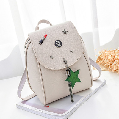 Stílusos női hátizsák fém elemekkel és medállal