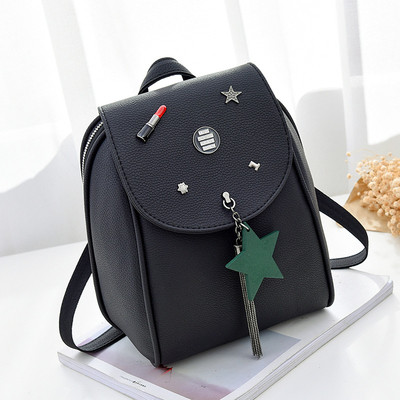 Stílusos női hátizsák fém elemekkel és medállal