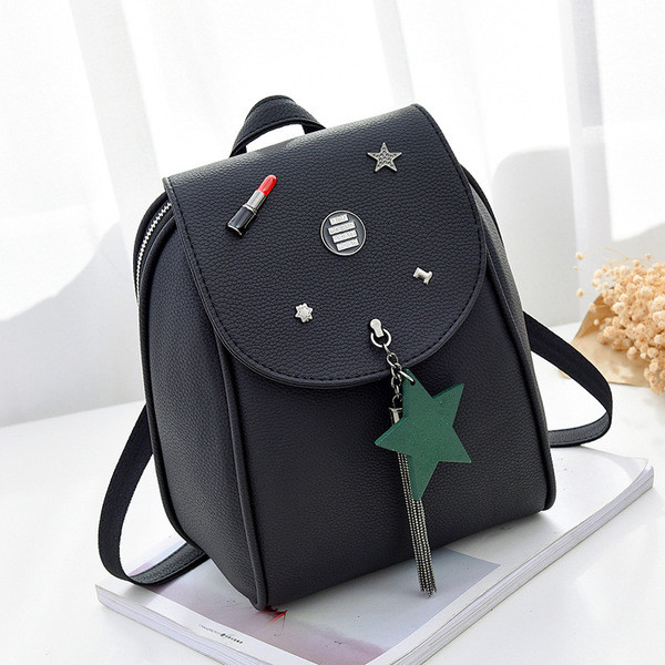 Stílusos női hátizsák fém elemekkel és medállal