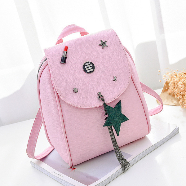 Stílusos női hátizsák fém elemekkel és medállal