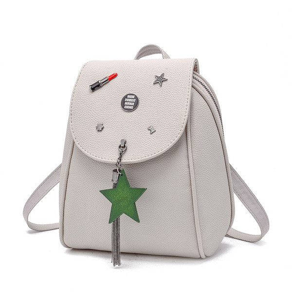 Stílusos női hátizsák fém elemekkel és medállal