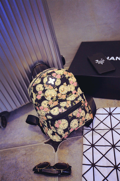 Rucsac elegant pentru femei, cu buzunar frontal și elemente metalice imprimate color