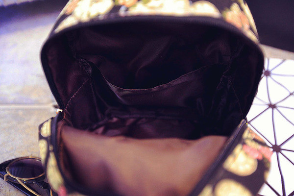 Rucsac elegant pentru femei, cu buzunar frontal și elemente metalice imprimate color