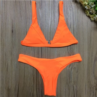 Nou costum de baie modern de damă în două părți într-un model simplu în trei culori