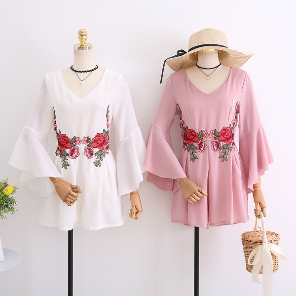 Stílusos női jumpsuit rövidnadrág virágos motívummal több színben