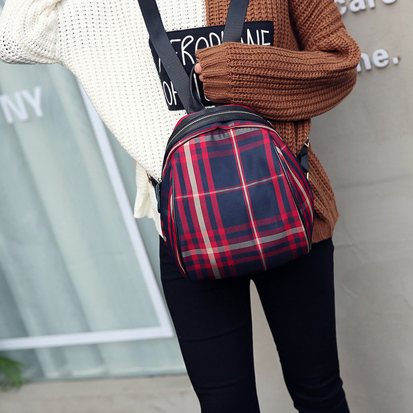 Rucsac mic de damă în carouri cu bretele lungi reglabile