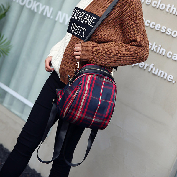 Rucsac mic de damă în carouri cu bretele lungi reglabile