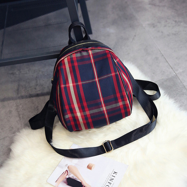 Rucsac mic de damă în carouri cu bretele lungi reglabile