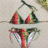 Egyszerű, kétrészes női fürdőruha színes nyomattal