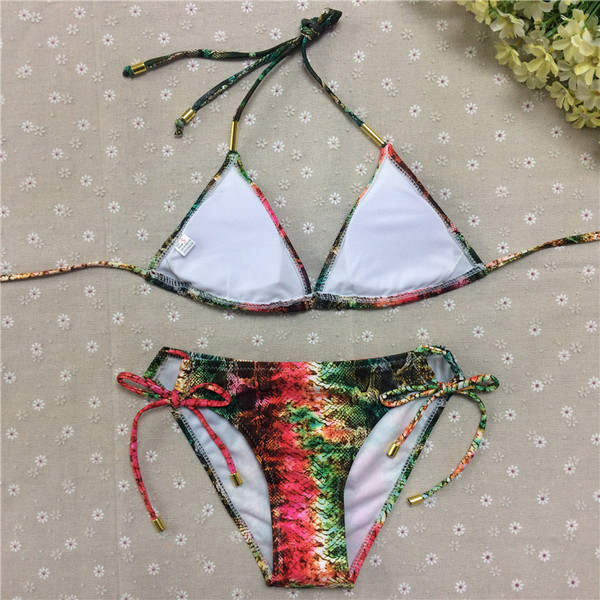 Egyszerű, kétrészes női fürdőruha színes nyomattal