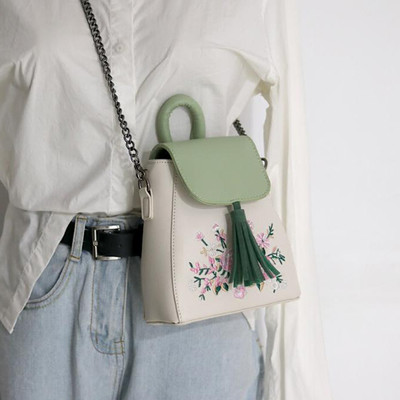 Finom női mini táska fém fogantyúval és bojttal több színben