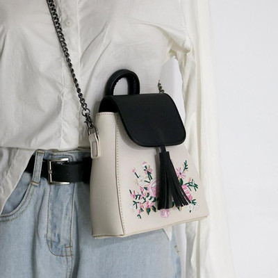 Finom női mini táska fém fogantyúval és bojttal több színben