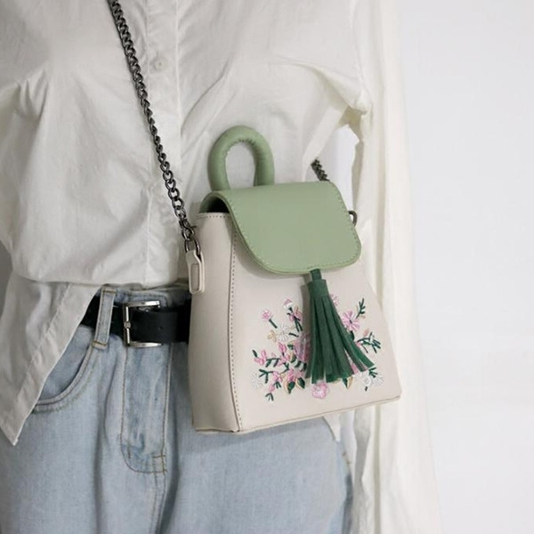 Finom női mini táska fém fogantyúval és bojttal több színben