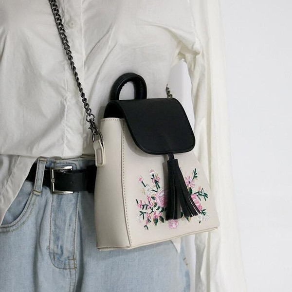 Finom női mini táska fém fogantyúval és bojttal több színben