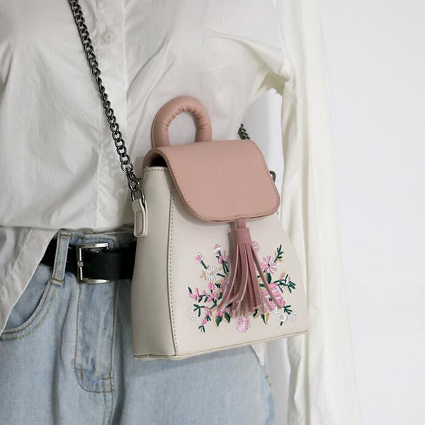 Finom női mini táska fém fogantyúval és bojttal több színben