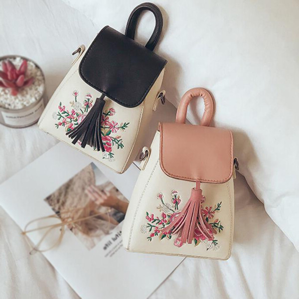 Finom női mini táska fém fogantyúval és bojttal több színben