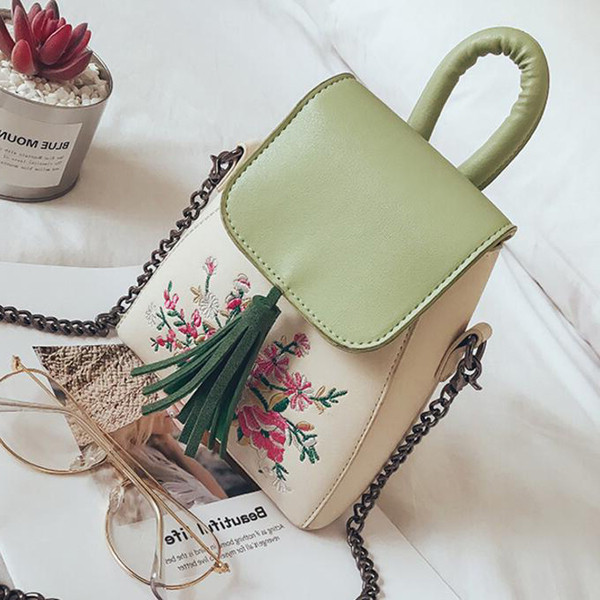 Finom női mini táska fém fogantyúval és bojttal több színben