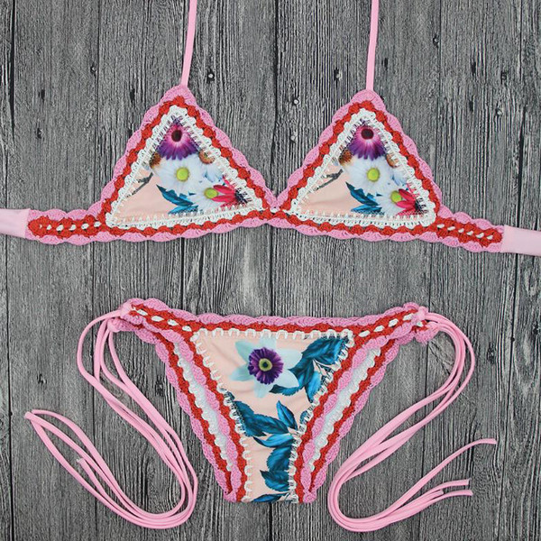 Costum de baie din două piese de damă proaspăt, de culoare roz, cu imprimeu