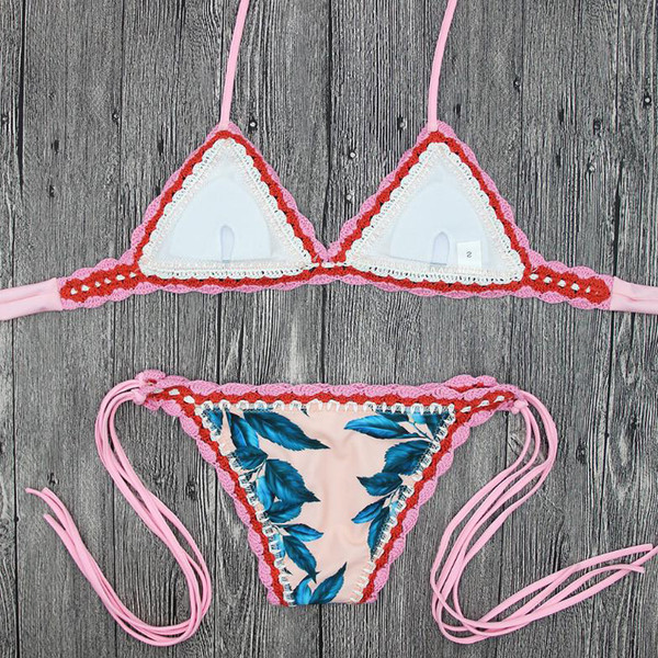 Costum de baie din două piese de damă proaspăt, de culoare roz, cu imprimeu