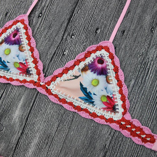 Costum de baie din două piese de damă proaspăt, de culoare roz, cu imprimeu