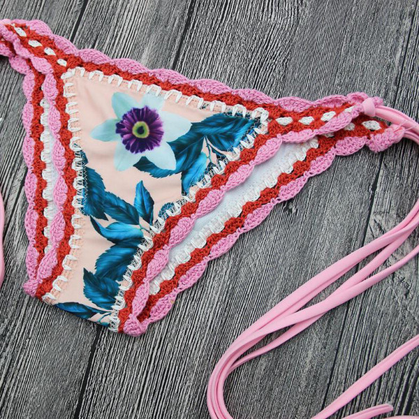 Costum de baie din două piese de damă proaspăt, de culoare roz, cu imprimeu