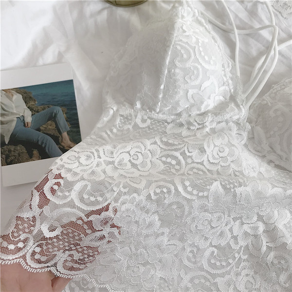 Top de damă elegant din dantelă, cu un decolteu în V adânc și un choker în două culori