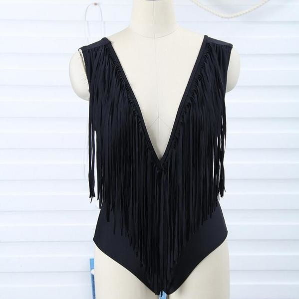 Corp elegant de damă în negru, cu decolteu adânc și franjuri