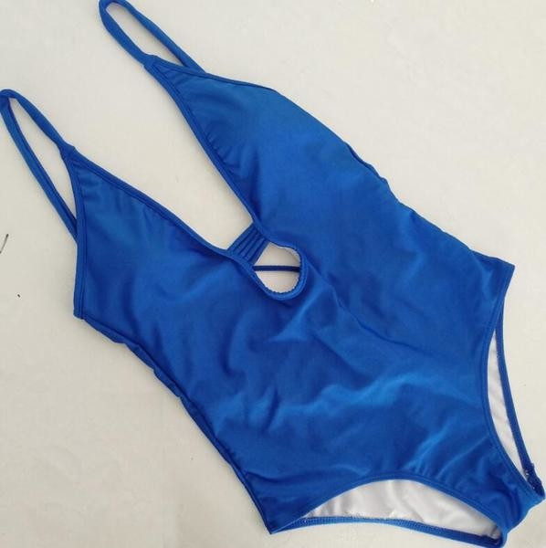 Un costum de baie intreg de dama intr-un model simplu cu spatele gol si cravate subtiri